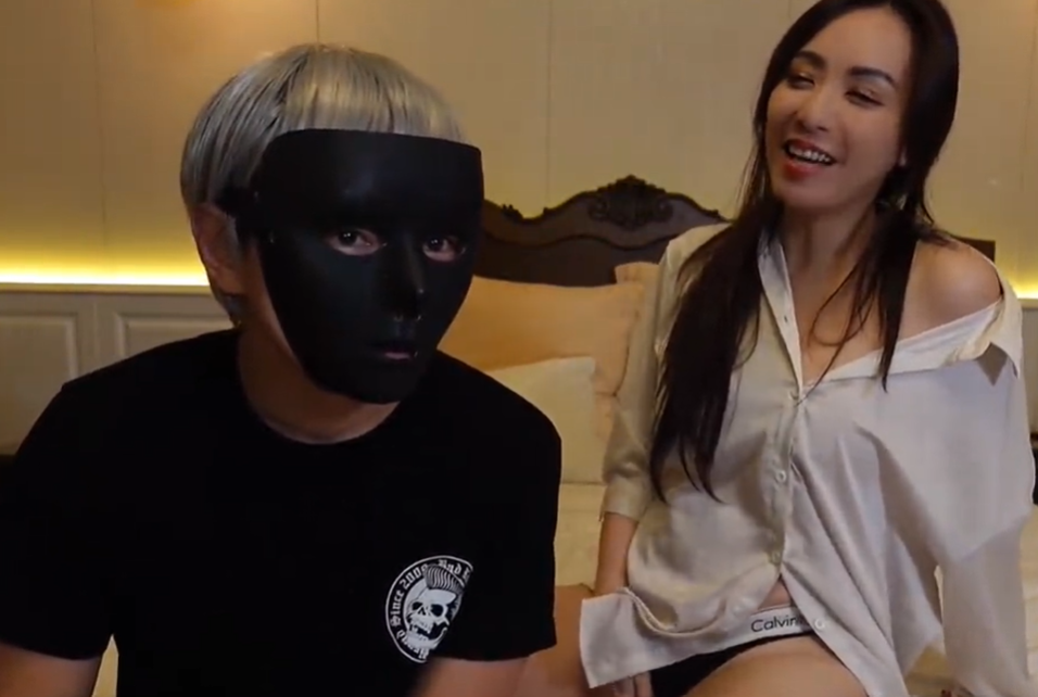 동양야동-보지 만지며 흥분하는 발정난 암캐 